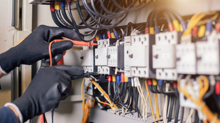 Przegląd instalacji elektrycznej – na czym polega?